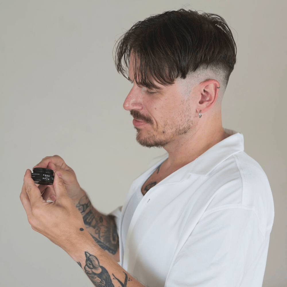 Man brengt Food for Skin Rocket Eye Cream aan