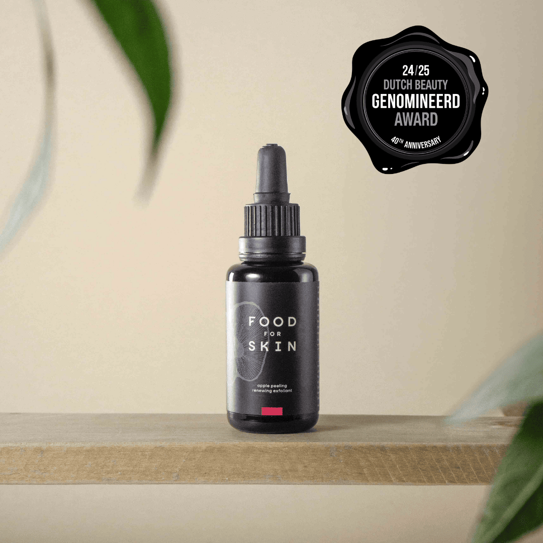 Apple peeling exfoliant met pipet op een beige plankje met plant op de achtergrond en Dutch Beauty Award nominatie