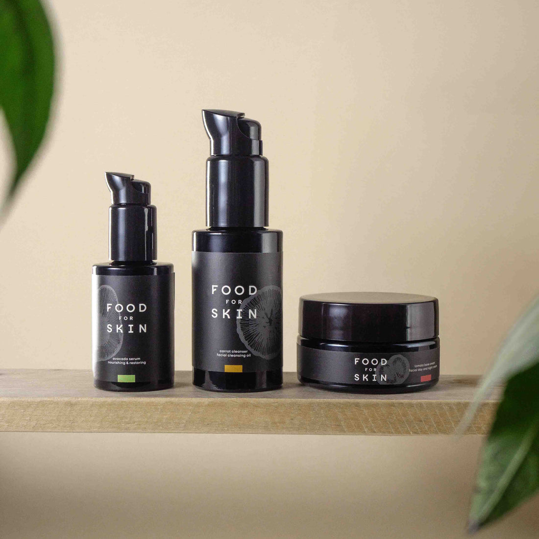 Set Avocado: Carrot Cleanser, Avocado Serum en Tomato Base Cream op plank
