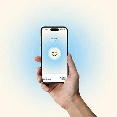 Hand houdt een telefoon vast met een app op het scherm