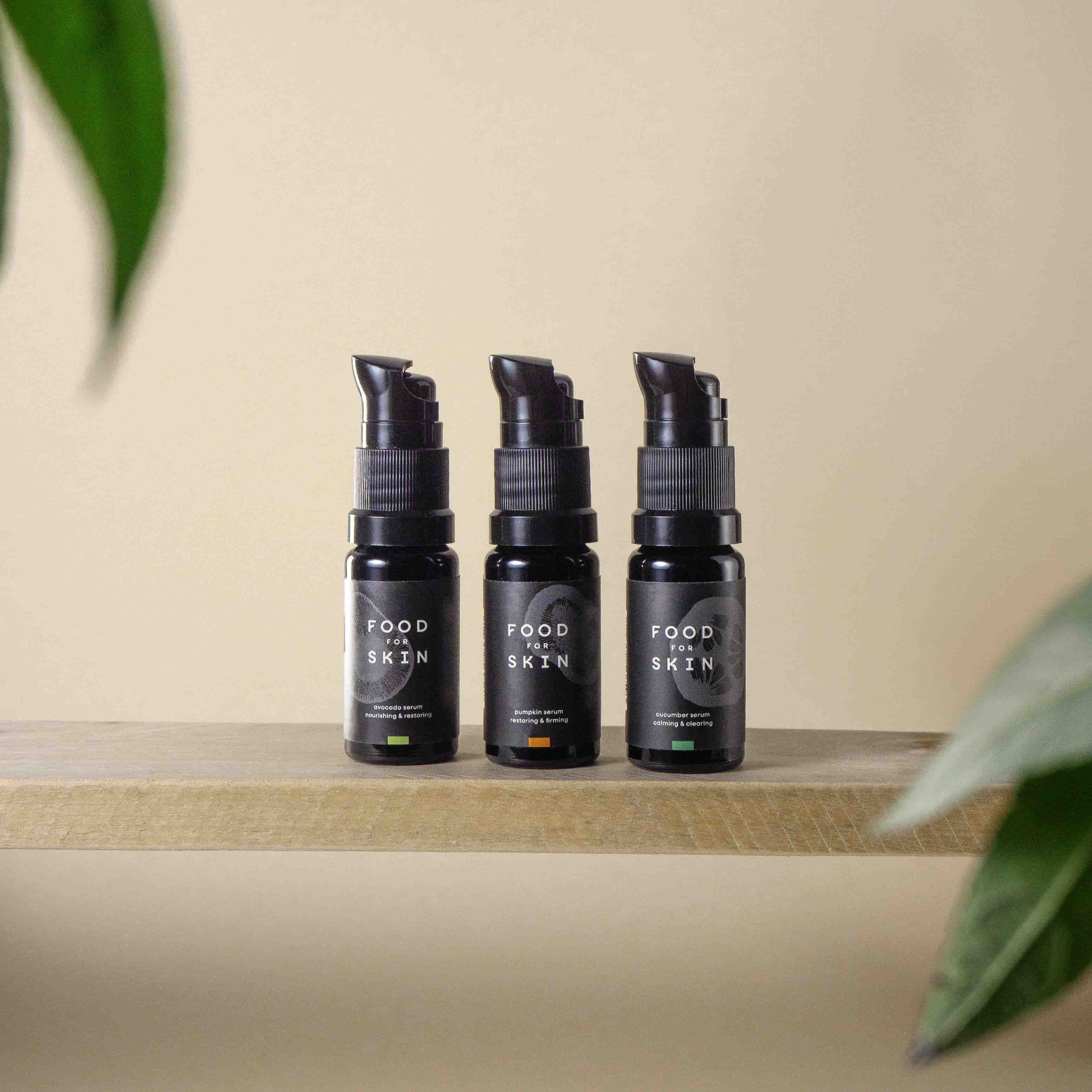Drie verschillende serums in proefset op houten plankje