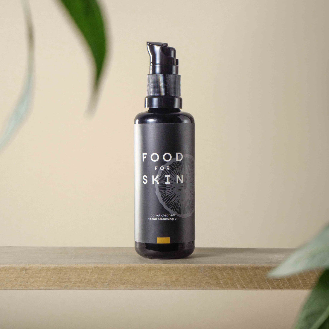Reinigingsolie voor gezicht van Food for Skin op houten plankje