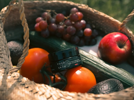 Ingrediënten: Rieten mand met groenten en fruit en een pot crème