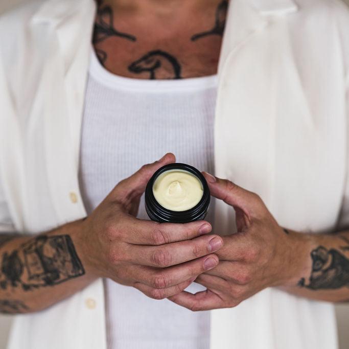 Persoon houdt Food for Skin natuurlijke gezichtscrème in handen