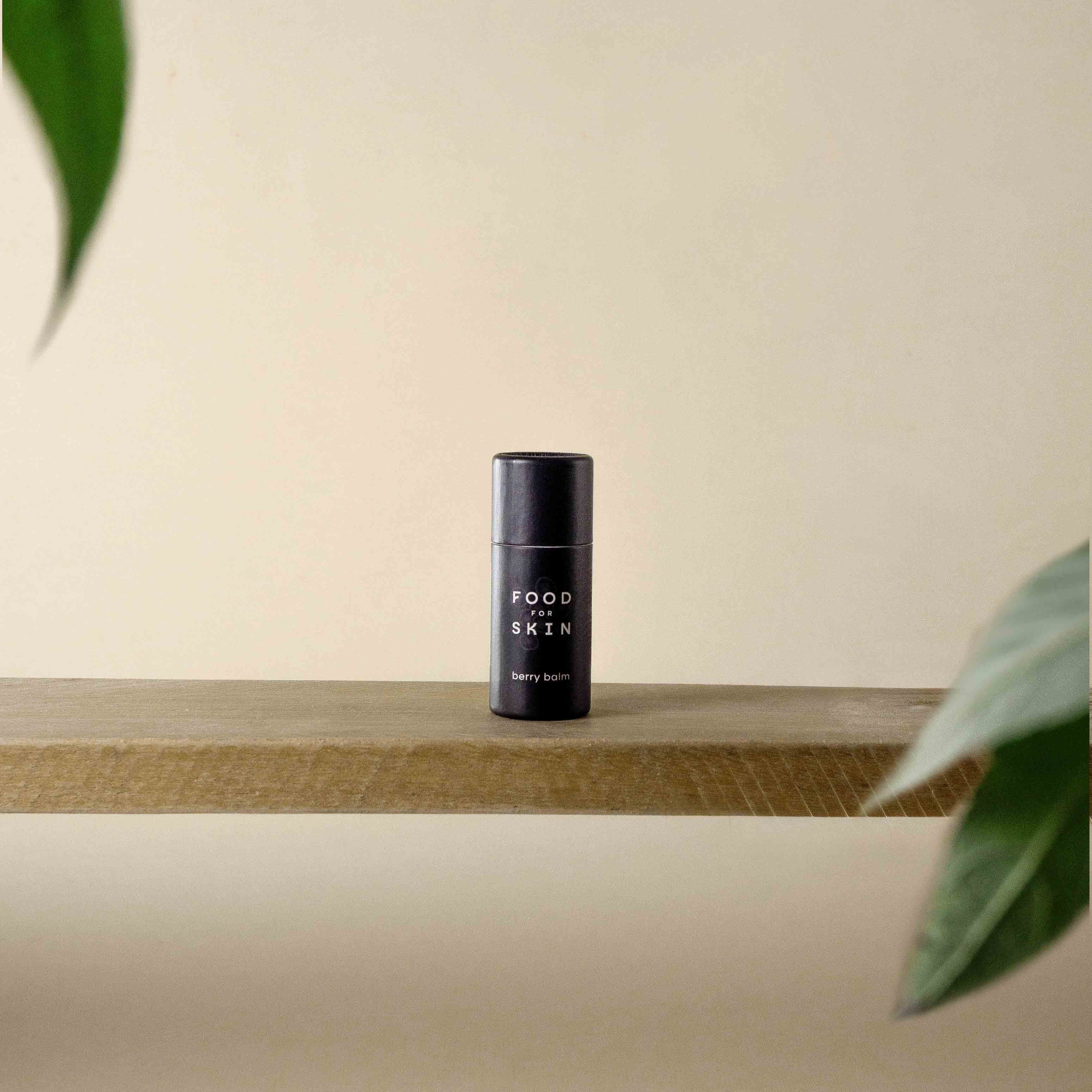 Food for Skin vegan lipbalsem ophouten plank met plant op achtergrond