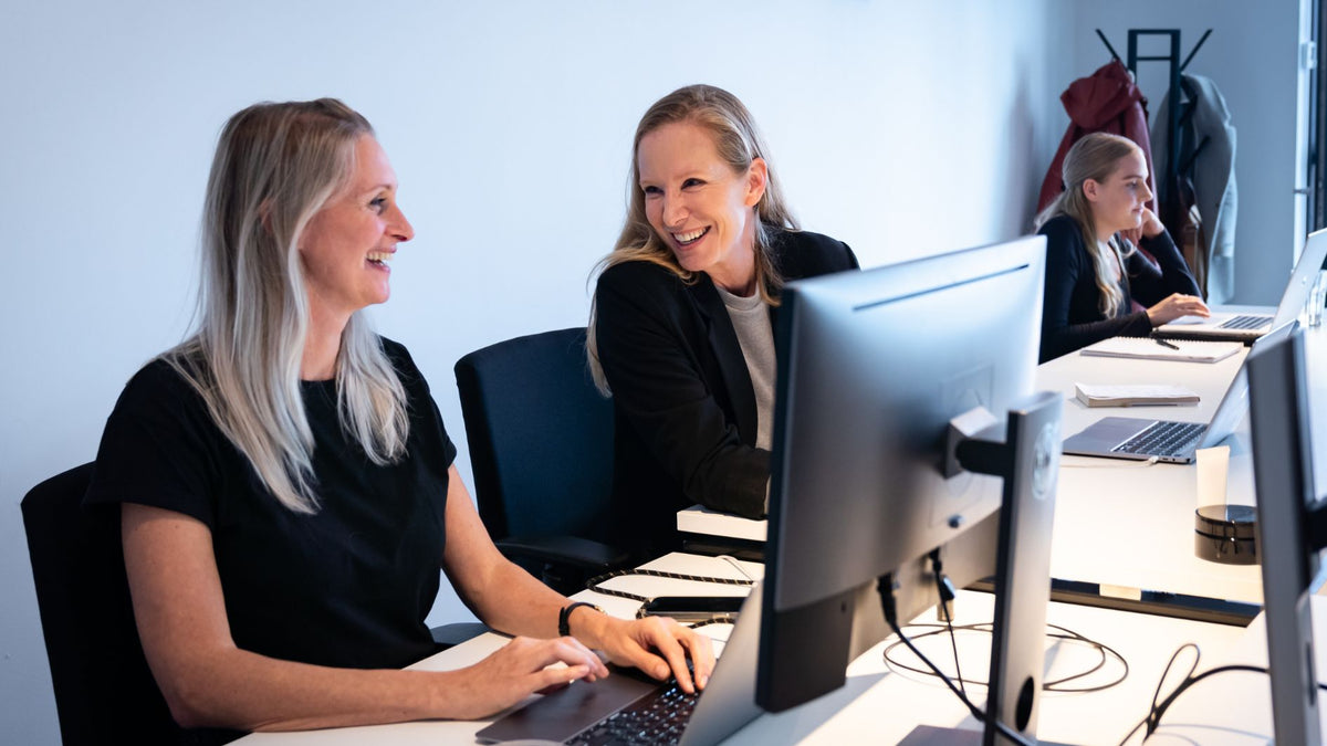 Founders: Angela werkt met Anne en Ilse samen achter een computer op kantoor