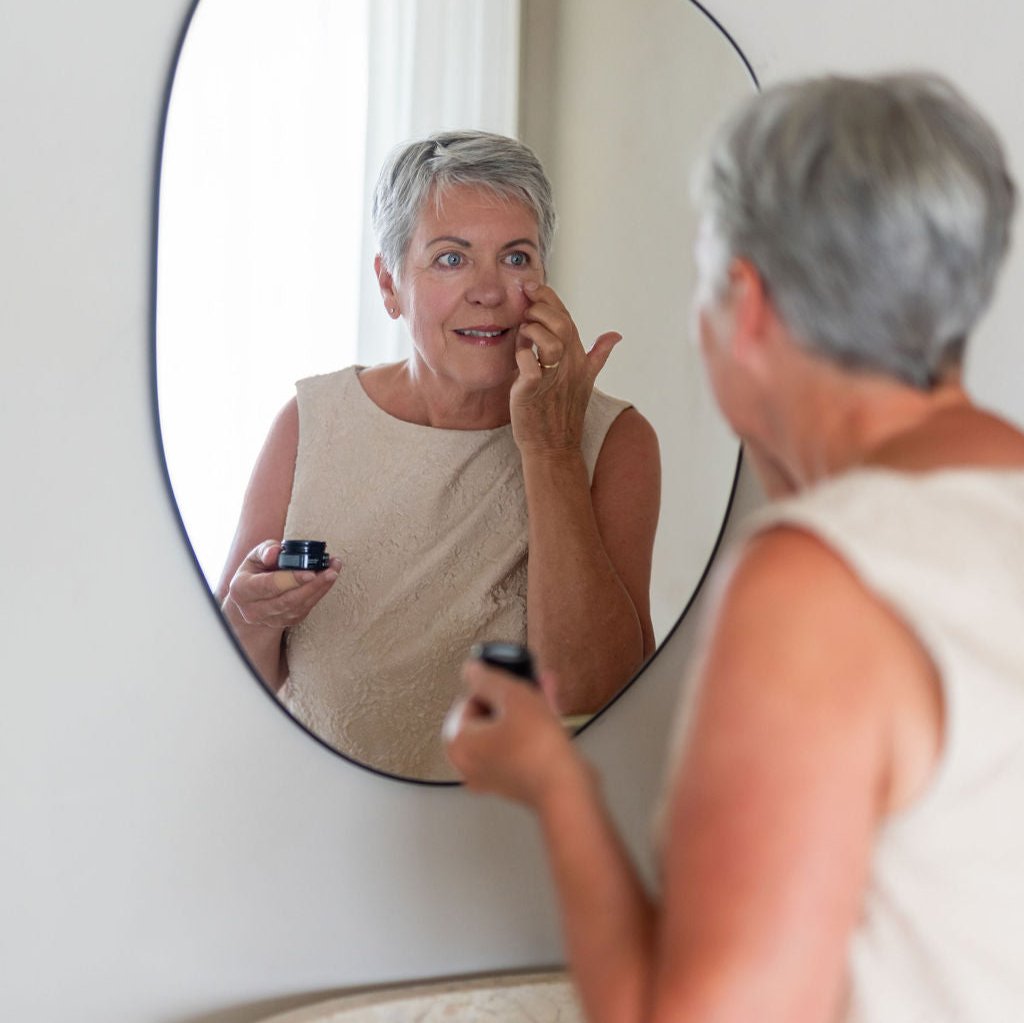 Vrouw gebruikt Food for Skin Rocket Eye Cream voor spiegel