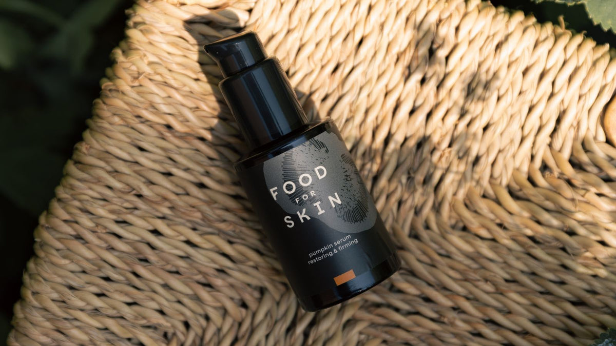 Pumpkin Serum op Food for Skin op een stoel buiten