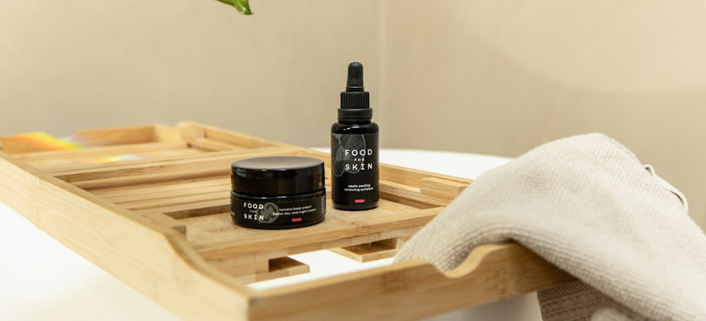 Food for Skin producten in badkamer met handdoek