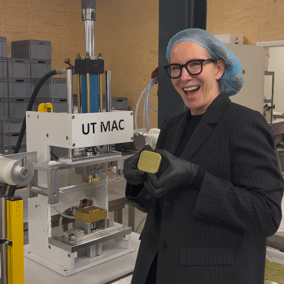 Angela van Food for Skin bij lokale zeepproductie