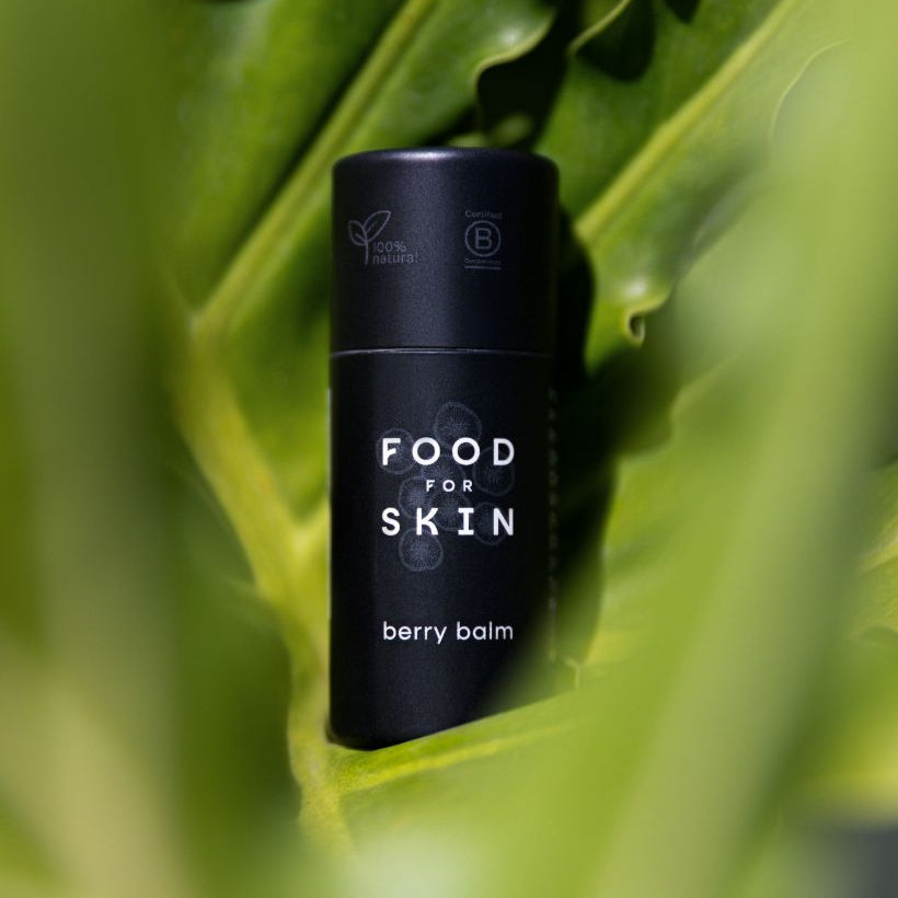 Food for Skin Berry Balm vegan 100% natuurlijke lipbalm tussen groene bladeren

