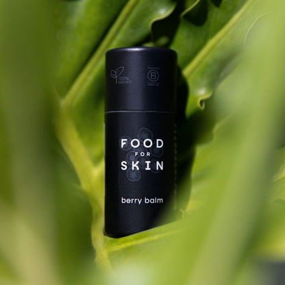 Food for Skin Berry Balm vegan 100% natuurlijke lipbalm tussen groene bladeren
