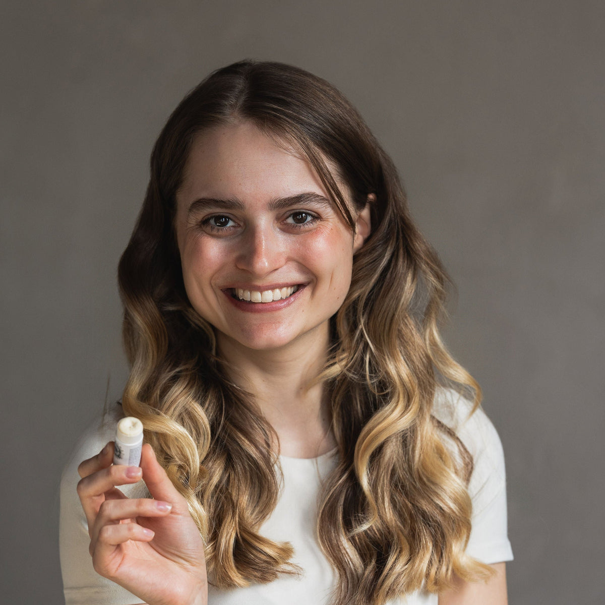Model met FSC kartonnen lipbalm koker Food for Skin 
