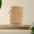 Loofah spons op houten plankje in badkamer setting voor natuurlijke huidverzorging
