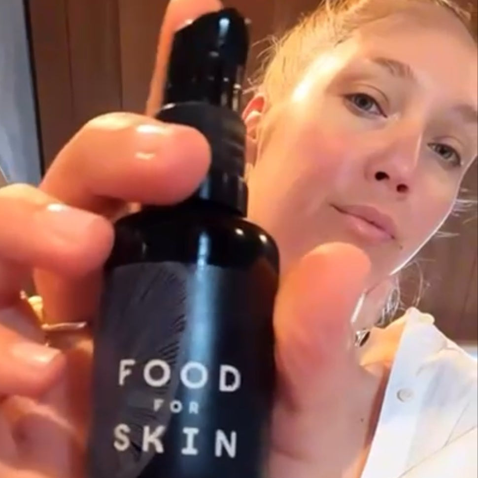Vrouw houdt een flesje dicht bij de camera