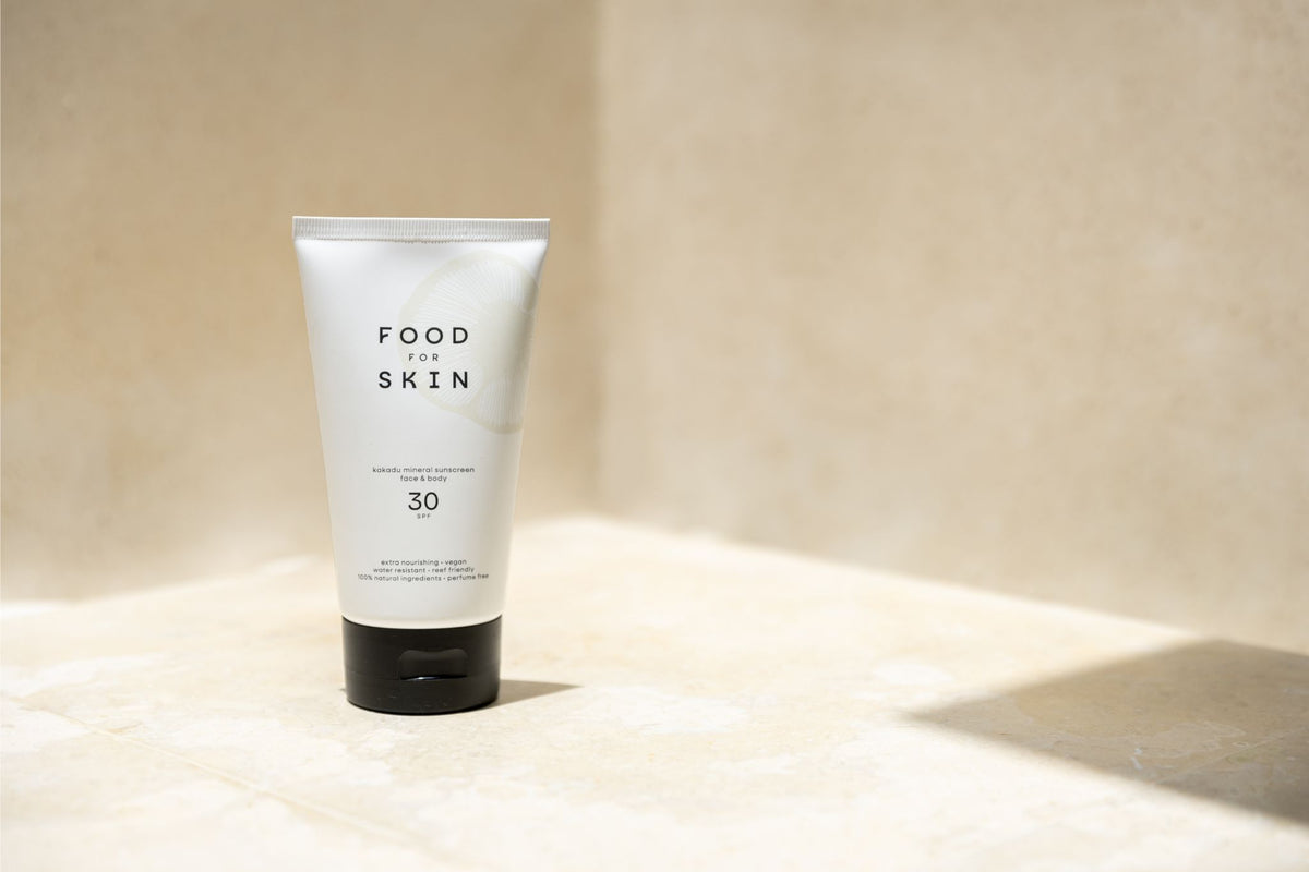 Sfeer: SPF30-tube in een beige nis met zonlicht