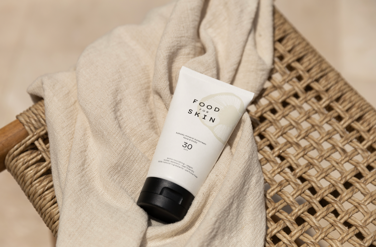 Sfeer: SPF30-tube op een rieten stoel met plaid